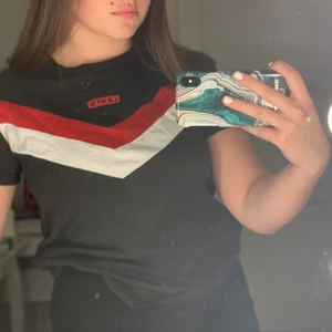 Levis T-shirt storlek S - Säljer denna superfina T-shirt från levis i storlek S. Köpt förra året och använd sparsamt . Frakt tillkommer 