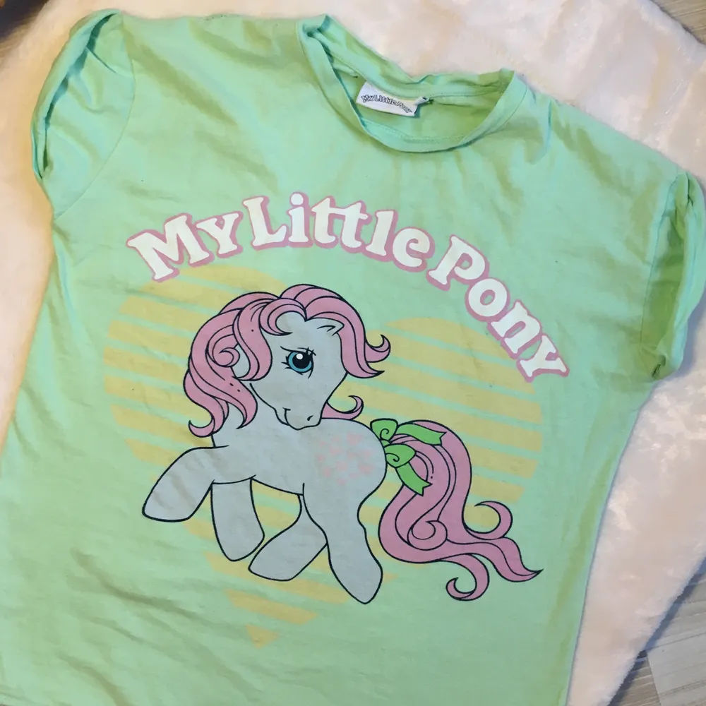 En fin grön Baby Tee från My Little Pony med en my little pony på. Storlek 6 (extra-small/small) . T-shirts.