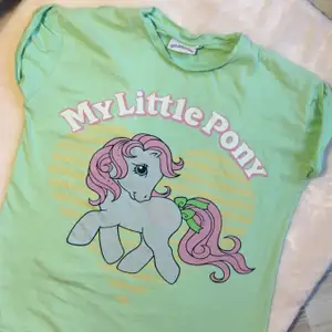 En fin grön Baby Tee från My Little Pony med en my little pony på. Storlek 6 (extra-small/small) 