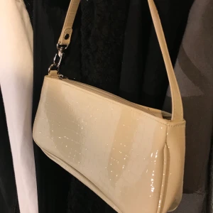 Väska - Säljer denna väskan som inte kommer till användning längre i färgen beige. Pris 80kr (köpare står för frakt)