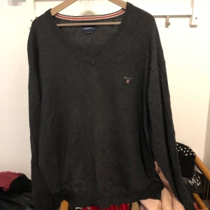 Gant tröja 4XL - Gant 4XL tröja. Använd och ett litet hål i armhålan som ej syns vid användning 6/10 i skick. Vid köp av flera varor går priset att diskutera. Köpare står för frakten (PostNord skicka lätt 63kr upp till 1kg). För mer detaljer, skriv. 