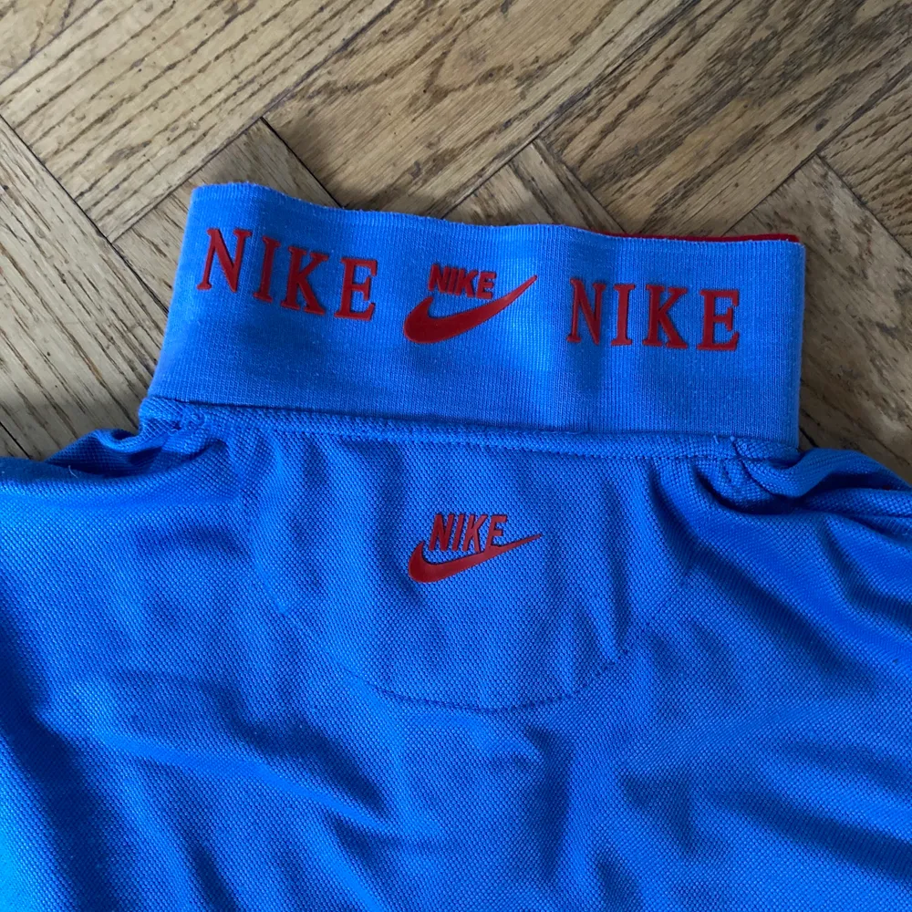 Riktigt snygg Nike Piké med coola detaljer på ärm, axel och på undersidan av kragen. Sitter snyggt på mig som passar i S. Köparen står för frakt!. T-shirts.