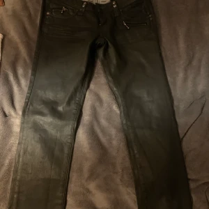 Läder byxor med detaljer. Str 32 - Läder byxor med fickor som har deagkedje detaljer. Str 32