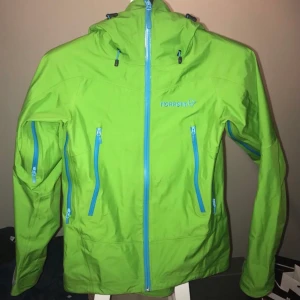 Skidjacka - Säljer nu min finaste skidjacka som tyvärr har blivit för liten . Den är från norröna och nypriset är 2400kr. Den har en liten rispa som man kan se på sista bilden men det är inget som man lägger märke till när man har på sig den. 