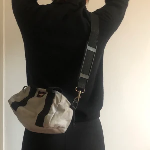 Eastpack väska  - Super najs väska som jag inte sätt säljas nånstans! Unik och super gullig!! ✨✨Frakt tillkommer eller möts upp i Stockholm c ✨✨