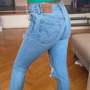 Super fina Levis jeans köpta i Usa. I väldigt bra skick då de är sparsamt använda. Storlek S motsvarar stl 25 mom jeans (är 178cm) Bara att skriva för fler bilder/frågor.