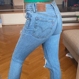 Levis Jeans - Super fina Levis jeans köpta i Usa. I väldigt bra skick då de är sparsamt använda. Storlek S motsvarar stl 25 mom jeans (är 178cm) Bara att skriva för fler bilder/frågor.