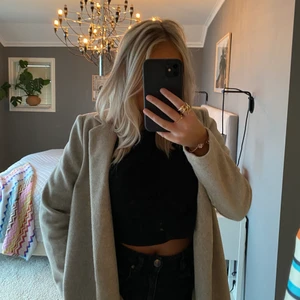 Beige kappa från Zara  - Supersnygg beige kappa från Zara i storlek S. 💕💕 buda !!