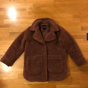 Oversize teddypäls Monki - Brun oversize Teddypäls från Monki Strl XS 