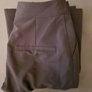 Kostymbyxa stl 36 - Grå kostymbyxa från NA-KD Linn Alhborgs kollektion! Använda en gång så är som nya!☆ Finns inte kvar längre på hemsidan. Frakten ingår I priset☆