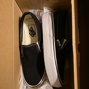Vans strl 39! - Slip on svarta vans i strl 39. Helt nya, säljer för att dem var för stora. ❤️
