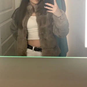 Jacka - Super fluffig mysig och varm jacka från Chelsea. Perfekt för vintern! Max använd 2 gånger, Helt nyskick. Passar XS- M skulle jag säga. Men bäst för S. Bud på 170kr