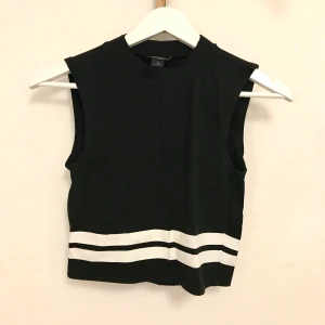 Svartvit topp, XS, Monki - Svart topp med vita ränder, sportigt och 90-tal. Lätt cropped maglinne. 96% bomull, 4% elastan.   Kan mötas i Stockholm eller skicka mot fraktkostnad! ✨🌸✨