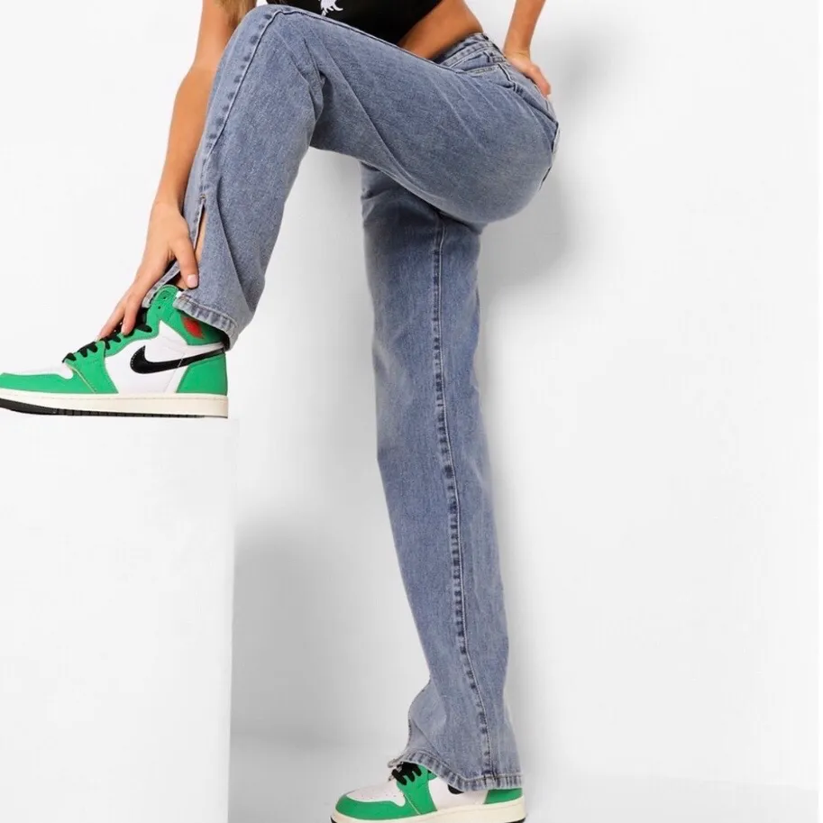 Säljer mina splittrans nya jeans från Boohoo då de tyvärr var för stora. De är slutsålda i nästan alla storlekar på hemsidan! Har endast testat de på en gång men aldrig använt dom mer än det! Passar någon med längd 170-175 skulle jag säga💓💓 hör av er vid fler frågor! (Frakt ingår ej 75kr) BUDGIVNING I KOMMENTARERNA (tar slut ikv 15 nov 21.00). Jeans & Byxor.