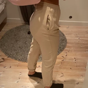 Joggers - Så fint skick, st 34 men de är oversize så jag som brukar ha st M passar dom jätte bra (är 1.70)🖤köparen står för frakt🌸