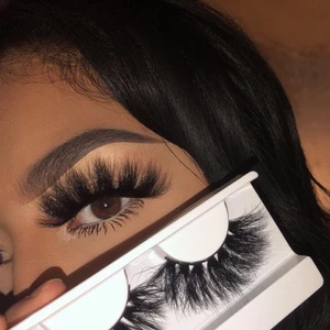 Lösögonfransar!  - Cruelty Free, fin kvalite, fluffiga, 3D effekt, lätta att applicera på 🖤 Man kan använda fransarna mellan 25-30 ggn. Vid god skötsel. Följ gärna min frans sida på Instagram @Lashbarofficial