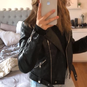 fin skinnjacka - jättefin skinnjacka från nakd. Bra skick! 230 kr +frakt. Den är i storlek 34 men passar 36 också, den är inte en ”croppad” modell utan normal längd