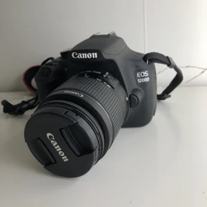 Canon EOS 1200D - säljer en Canon EOS 1200D, även väska till kameran medföljer om man vill ha det. möts helst upp men annars står köparen för frakten 🥰