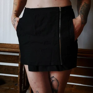 Acne omlottkjol stl 34 - Snygg omlottkjol från Acne med dragkedja. Mycket fin passform som passar dig med stl 34/36. Fint skick! Frakt tillkommer. 