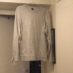 Sweatshirt från H&M -  Tunn, superskön sweatshirt från herravdelningen