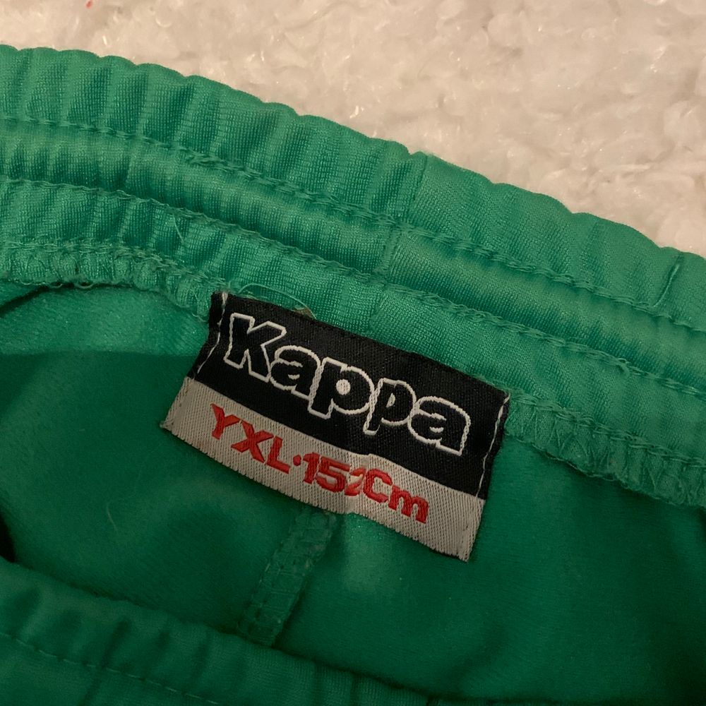 Tyvärr är mina älskade Kappa byxor för små för mig nu :( sjukt cool grön färg som inte går att få tag på längre så passa på!!! Storlek YXL vilket motsvarar ungefär XS skulle jag säga!. Jeans & Byxor.