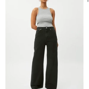 Weekday Ace Jeans - Populära Ace-jeansen från weekday!! Strl 25/32 och passar perfekt i längen för mig som är 168.  Obs (fläckig spegel inte på byxorna!!!)