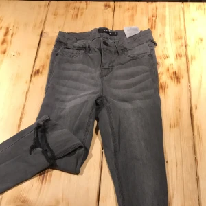 Super fina, super sköna jeans!😍 - Storlek 140 säljer dom pågrund av att dom är lite för små för mig! Dom är jätte sköna och sitter jätte bra! Har klippt hålet själv och det ser väl helt okej ut när dom är på har haft dom i kanske 1-2 år. Köparen står för frakt😊❤️