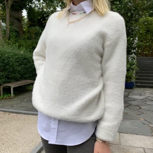 Underbar mjuk stickad tröja✨ - Underbar mjuk stickad sweater, stickad av vackert fluffig / hårig kashmir.  Fyndat second hand✨ Inga defekter✨           Köparen står för frakten 63kr:) Visas på en S men passar fram till M på hur man vill att den ska sitta🧚‍♂️✨