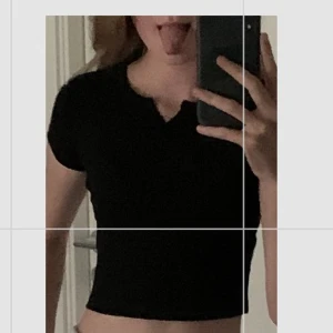 CropTop - Tight Croppad topp från FbSisters i bra skick🤟🏽🤟🏽 Storlek xxs, men stretchig så sitter bra på mig som har S i vanliga fall✨ 