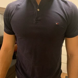 Tommy hilfiger pike - Säljer denna marinblåa pike från Tommy hilfiger. Storlek small.