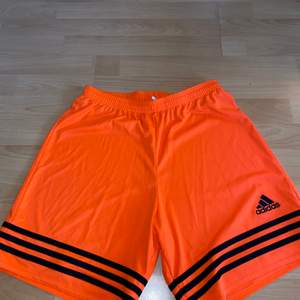 Adidas shorts storlek M (Fraktar endast) (filmar alltid innan betalning)