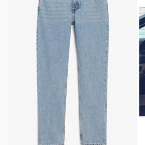 Säljer dessa supersnygga mom jeans från monki. Säljer pga har många liknade så kommer ej till användning. Är i bra skick och har inga slitningar eller fläckar osv. (priset är diskutebart)