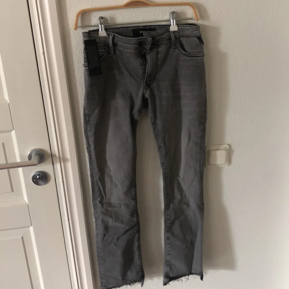 Snygga replay jeans som är i helt nytt skick, storlek 26 (s). Jeans & Byxor.