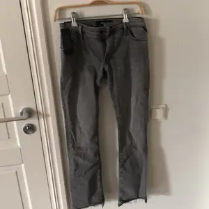 Snygga replay jeans som är i helt nytt skick, storlek 26 (s)