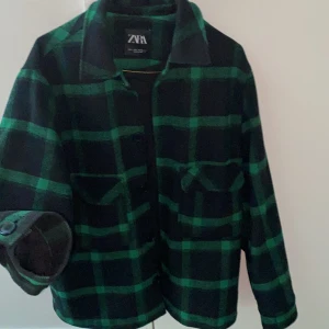 Grön Plaid jacka - Jättesnygg fit. Inte använd mycket, passar S. Budgivning avslutar på torsdag