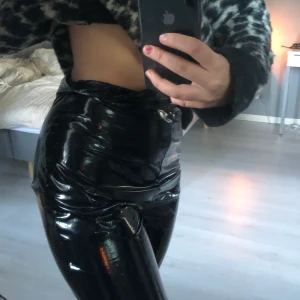 lackbyxor från Nelly - högmidjade lackbyxor från nelly i stl S. Men mer som en stl M, säljes pga för stora. Dom är väldigt stretchiga och sköna. Använt 1 gång så som nya, köptes för 349 kr och mitt pris är 150 kr +frakt💕