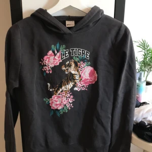 Grå hoodie från gina - I princip ny hoodie från gina i storlek S, passar även storlek XS/34/36. Frakt tillkommer