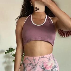 Topp med öppen rygg - Säljer denna snygga topp (från Asos men märket boohoo) då den inte sitter så bra på mig och därför aldrig använt den. Den är hyfsat tajt runt halsen men det funkar och det är även lite risk/chans för underboob, då den är hyfsat kort. Tycker den är väldigt cool och passar med mycket. Frakt tillkommer alternativt mötas vid TC/Hötorget ❣️