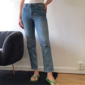 Snygga jeans från 2NDDAY - Bekväma och stretchiga jeans från 2NDDAY. Modellen think twice. Snygg färg, ljusa. Använda några gånger men i väldigt bra skick. Högmidjade. Raka i modellen.