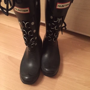  - Hunter-stövlar. En limited edition som heter "Festival 2009" (jäkligt snygga på festival när jag tänker på det 😜)
Kostade 2800kr när jag köpte dem.  

Använda några få gånger.

Storleken står inte men de passar mig och jag har storlek 37.