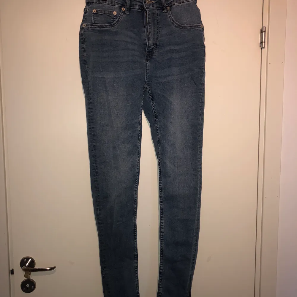 Blå högmidjade jeans med slits i sidan. Långa i benen och stretchiga material, aldrig använda men lapparna är inte kvar. . Jeans & Byxor.