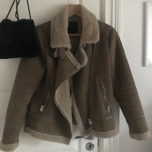 Shearling Zara jacka strl S - Höst och vinterjacka, så varm och gosig. Skulle kunna passa M. 