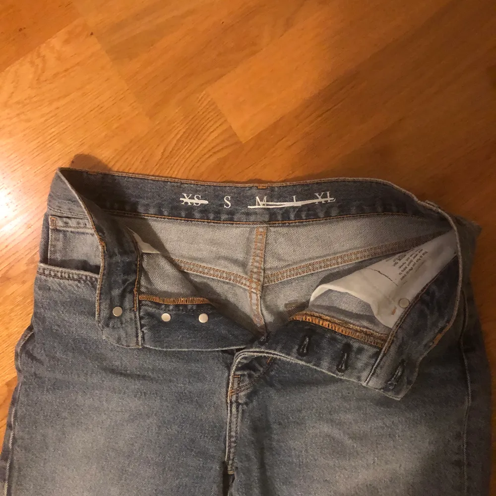Snygga mom jeans, hade visat hur de sitter på men är för små för mig då storleken på de är S och jag är normalt en M. Inga fläckar och är sparsamt använda!!. Jeans & Byxor.