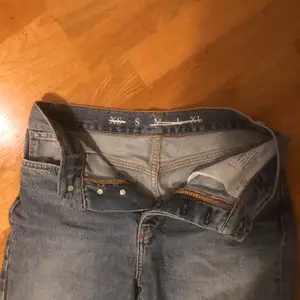 Snygga mom jeans, hade visat hur de sitter på men är för små för mig då storleken på de är S och jag är normalt en M. Inga fläckar och är sparsamt använda!!
