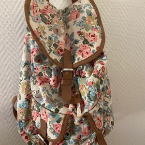 Ryggsäck  - Söt ryggsäck med blommor! Den var bra utrymme lite små fack. Har aldrig använt 🌸