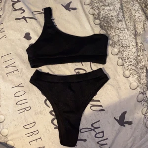 Bikini - Svart bikini i storlek M, men är som en S. Endast provad