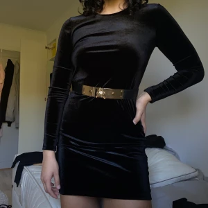 sammetsklänning  - en sammetsklänning från bikbok som jag bara använde en gång så den är i nyskick 💕 (bältet är sålt!!)