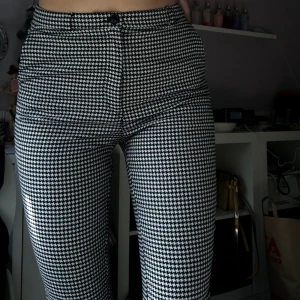 Monki rutiga byxor - Hundtandsmönstrade byxor från Monki. Sparsamt använda, frakt 44 kr.
