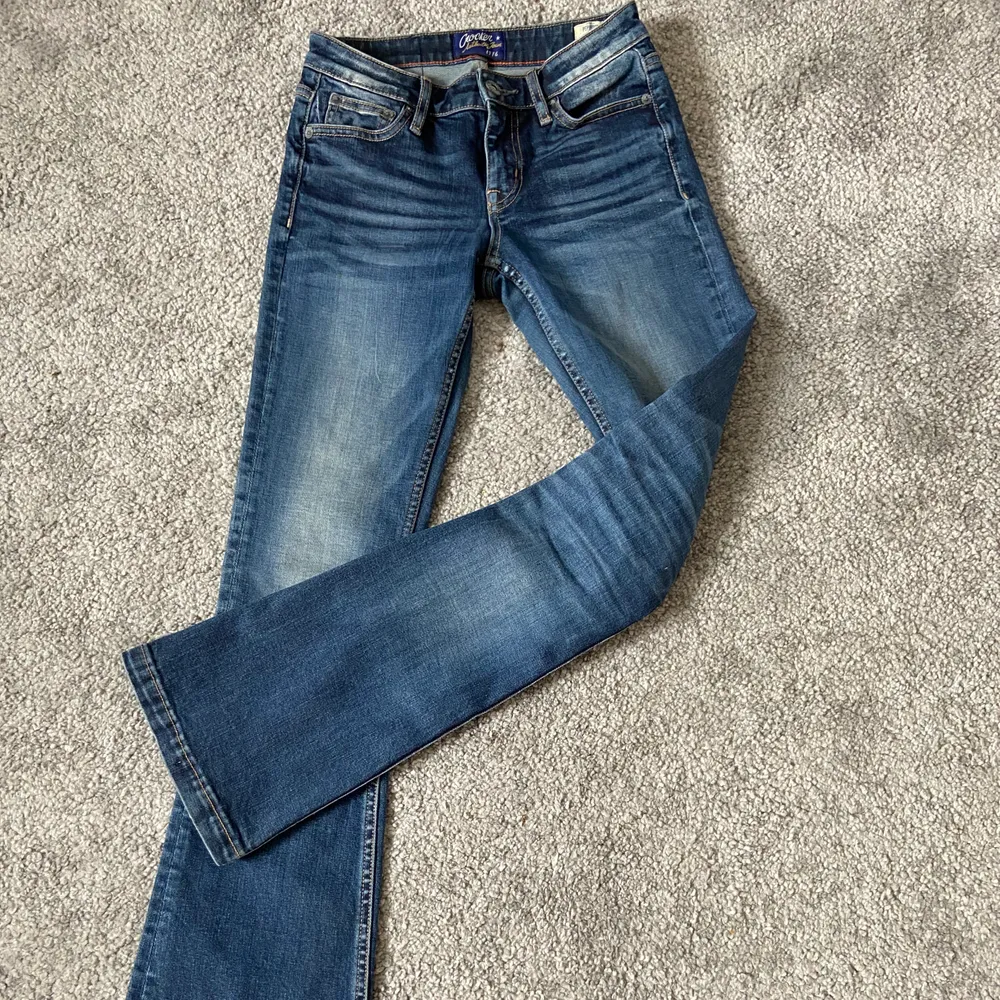 Fina bootcut jeans från märket crocker i storlek W25 men skulle säga att de är mindre i storleken. I mycket fint skick och endast använda fåtal gånger. Säljer pga för små. Köparen står för frakten :) . Jeans & Byxor.
