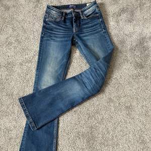 Fina bootcut jeans från märket crocker i storlek W25 men skulle säga att de är mindre i storleken. I mycket fint skick och endast använda fåtal gånger. Säljer pga för små. Köparen står för frakten :) 